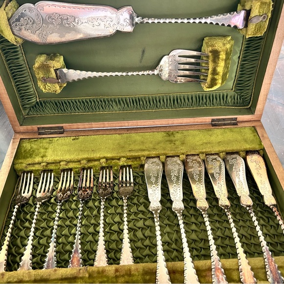 Antique Sheffield MARKED fish flatware and serving set! Bargain price! - Picture 2 of 12